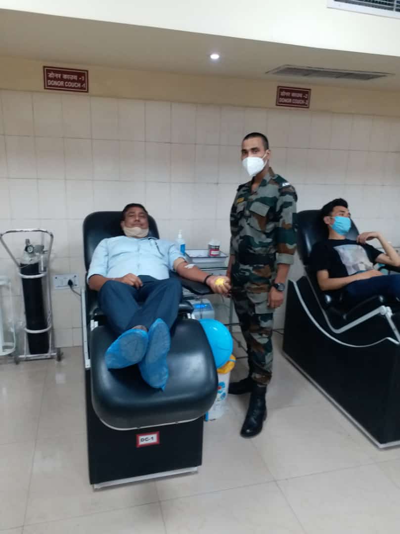 <a href="/DelhiPolice/">Delhi Police</a> <a href="/CPDelhi/">CP Delhi #DilKiPolice</a>  के इंस्पेक्टर श्री सुरेंद्र सिंह यादव जी ने ऐक पूर्व सैनिक के लिए सेना के अस्पताल में 101वीं बार रक्तदान कर महापुण्य का कार्य किया।
<a href="/ssyips/">Surender Singh Yadav IPS</a> <a href="/Manjusha52/">Manjusha</a> <a href="/PrashantInsp/">Îñsp Prashant</a> <a href="/Suhaibfarooqui/">Suhaib Farooqui (Cop who lives the poetry)</a> <a href="/DCPPCRDELHI/">DCP PCR DELHI</a> <a href="/SonuSood/">sonu sood</a>