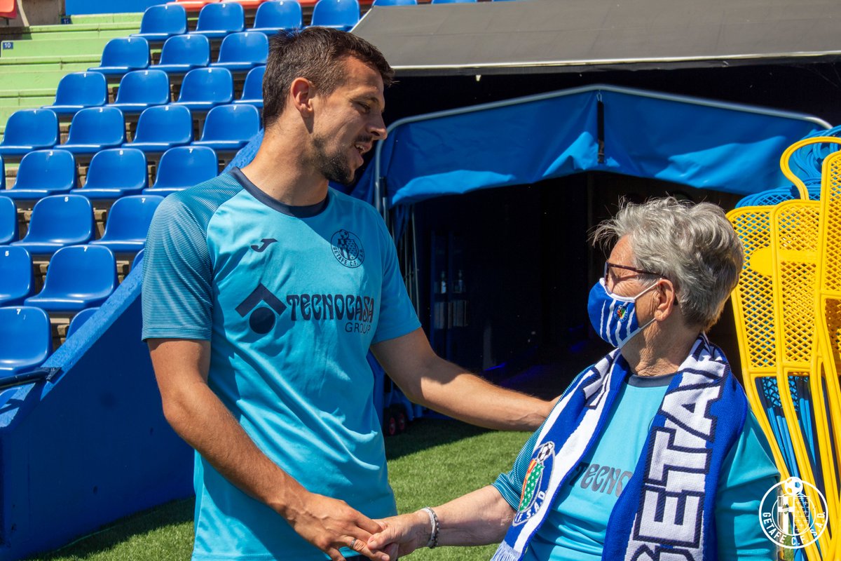 ¡Tras el entrenamiento de hoy hemos tenido una visita muy especial! 🤗

Encarnación ha venido a dar su ánimo a la plantilla para el último encuentro de la temporada 🙌

¡Muchas gracias por las magdalenas Encarnación! 🧁😍