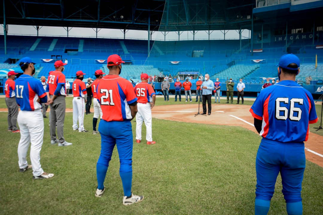 DiazCanelB's tweet photo. Muy estimulante intercambio con jóvenes de la Universidad del @deporte_cubano y con el equipo de beisbol que participará en el Preolímpico de las Américas. La pasión comprometida de esos muchachos estremece y energiza. Es admirable la calidad humana formada por la Revolución. https://t.co/yp7FElKZAj