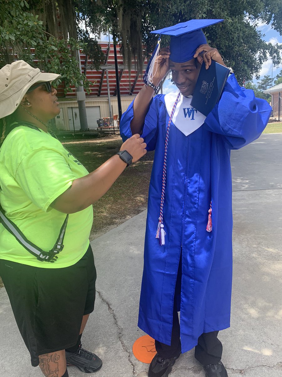 truthwatitdo's tweet photo. Baby boy graduated yesterday 💙👨🏾‍🎓💙🖤 #LLTank⚓️💙 https://t.co/C4G03YFIkU