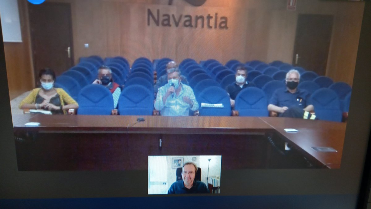 FundacionLito's tweet photo. @FajardoJM reflexiona con los trabajadores de @UgtNavSFdo sobre de acto de escribir y leer como un acto íntimo que nos conecta más allá de la distancia. @edhasaeditorial @leervidasextra #arrancatealeer https://t.co/M4m8xoEGfD