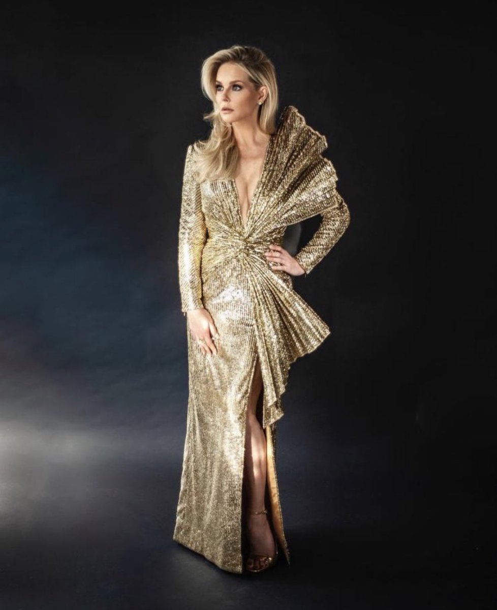 Chantal Janzen schittert tijdens de finale in een gouden jurk van ontwerper David Laport. Douze points! 🇳🇱❤️ #Eurovision #openup