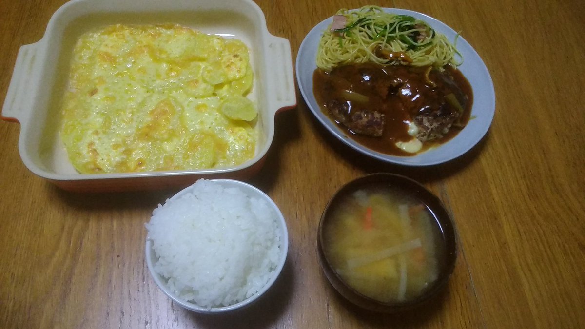 大山 英雄 On Twitter チーズインハンバーグ じゃがいもチーズ焼き 味噌汁とごはんです はじめて作ったチーズインハンバーグです わかりますかね とろ っとチーズ出てるんですよ 上手く出来ました ガロニは和風パスタです これもめちゃウマでした