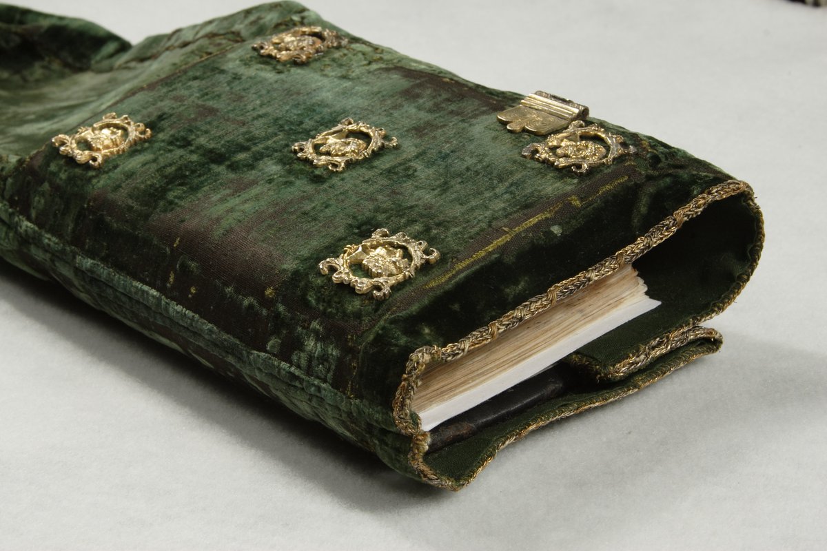 retro_conflicts's tweet photo. #fridayfun with #primarysources.
This is an example of slightly wandering off your research topic, and finding unexpected beauty. Prayer book c. 1530, Koenigsberg, now Torun. A book, a bag and ancient green velvet.
Historical sensation, anyone? #twitterstorians #textilehistory https://t.co/UU4BEisrKZ