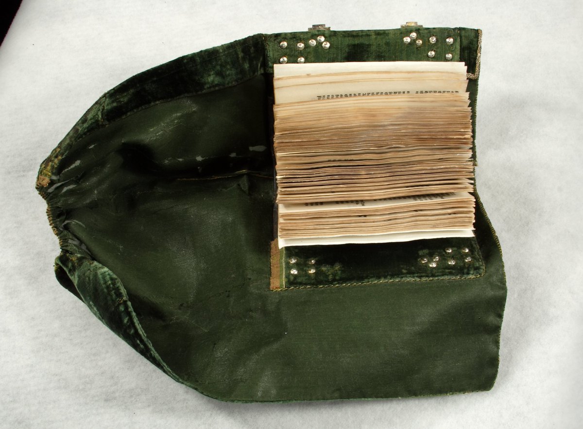 retro_conflicts's tweet photo. #fridayfun with #primarysources.
This is an example of slightly wandering off your research topic, and finding unexpected beauty. Prayer book c. 1530, Koenigsberg, now Torun. A book, a bag and ancient green velvet.
Historical sensation, anyone? #twitterstorians #textilehistory https://t.co/UU4BEisrKZ