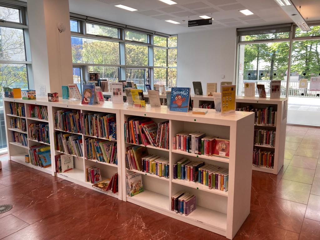 corkcolibrary's tweet photo. Our lending library in #LibraryHQ is welcoming back borrowers! They're open Monday to Friday,10am-1pm and 2pm to 5:30pm for browsing π
Upstairs, our #LocalStudies library is also open for business! You can still find #localhistory materials online at https://t.co/Aazb8bH8LQ βοΈ https://t.co/qpwx1ols3W