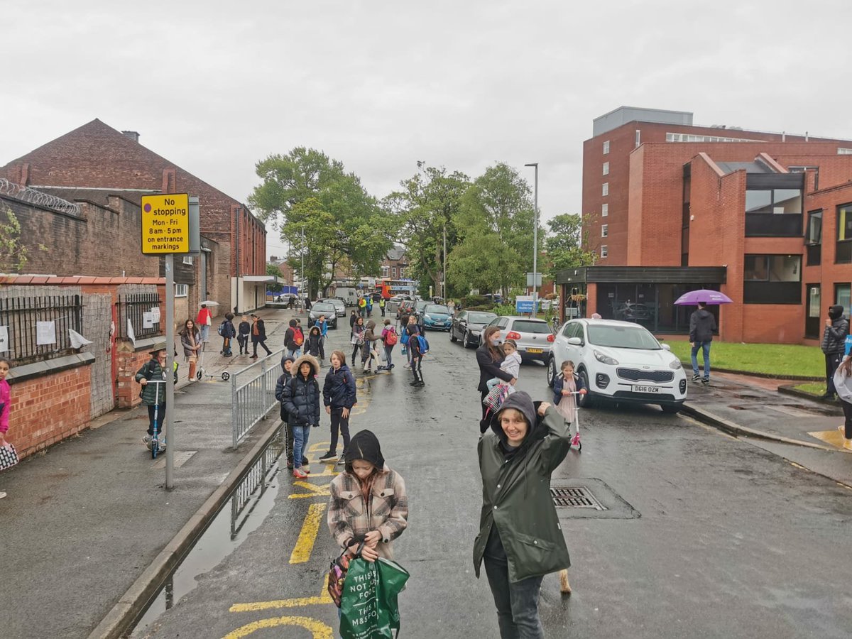 Wet and windy, but lots of happy people enjoying the car free space outside @OswaldRoad primary school this morning #WalktoSchoolWeek #SchoolStreets. Ours cycling from the #LongfordLTN @LongfordSaferSt @OneTrafford, which needs a small tweak to ensure #saferstreetsforall 🛴🚶🚴🚸