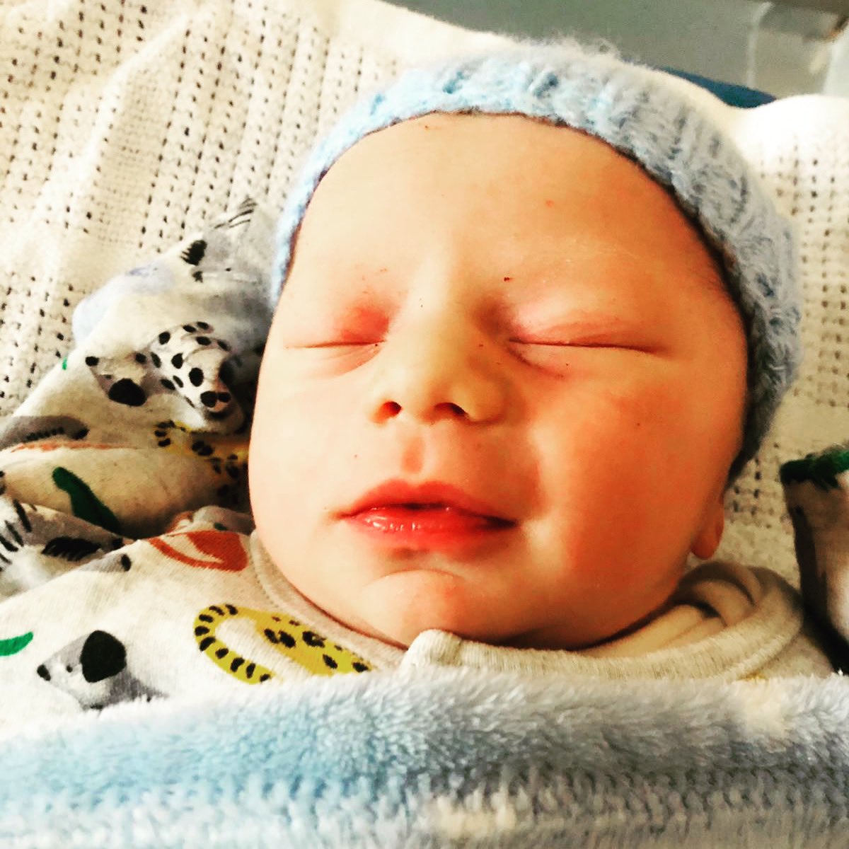 steherby's tweet photo. I’m not arsed, my son in the most beautiful person I’ve ever clapped eyes on!
What a feeling! #purelove #firsttimefather #beautiful https://t.co/su1nKsE5UR