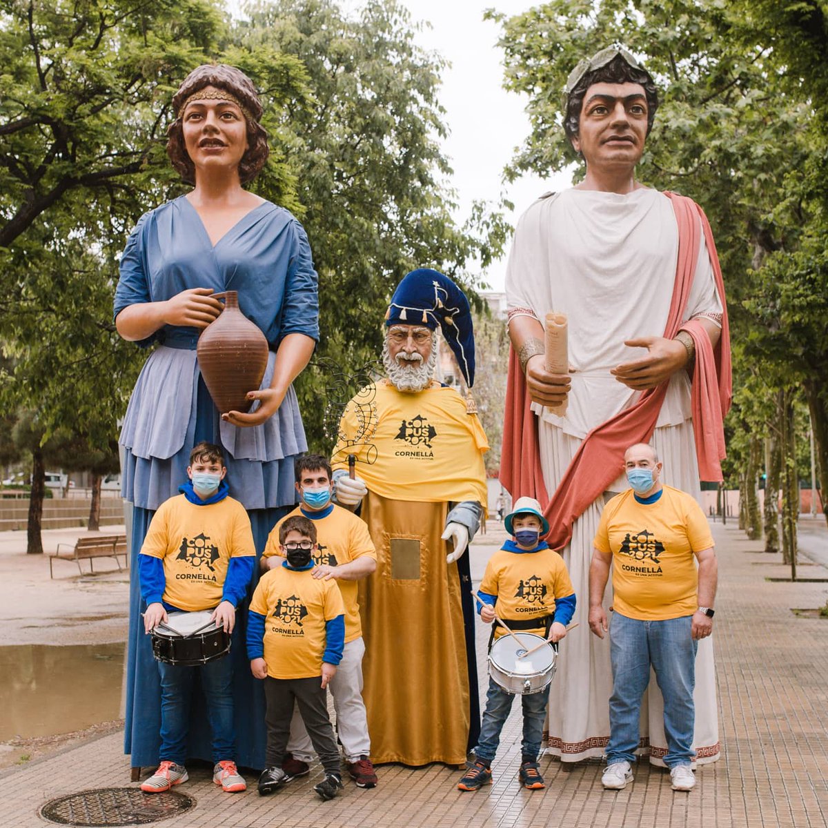 📯 Cornellà es un ejemplo de diversidad, convivencia y mestizaje. 🎇 Esta sesión de fotos ha sido nuestro homenaje a quienes cada año hacen posible un Corpus con ACTITUD, enriquecido por esta maravillosa mezcla de culturas. 📸 Gracias a Elena Enrique por poner el objetivo. 👇🏻