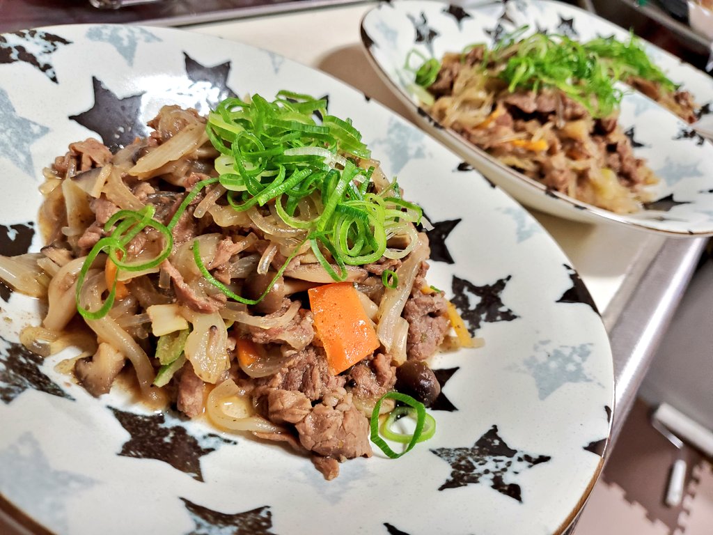 今日はプルコギ。土鍋なんぞはないのでフライパンで。肉を漬けておく時間がなくてすぐに調理したからか肉の味がちょっと薄いような……美味しかったけども。プルコギの正解が毎回分かりませぬ。結局韓国で食べたのが一番美味しい。🤤
#大阪韓国文化院 #불고기 #プルコギ #韓国料理キット #韓国料理