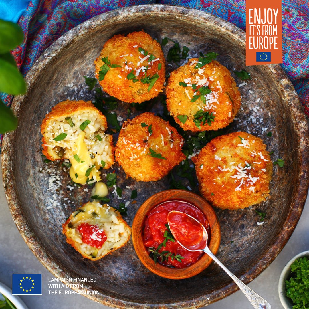 NDC_ie's tweet photo. WINNING RECIPE🥇
@GastroGays’ Cheesy Comforts Winner was Sinead's version of the Italian classic Arancini Balls. It has the perfect match of rich arrabbiata sauce and melting cheese. 
👉 https://t.co/xP7NbeOudn 
#cheeseyourway #enjoyitsfromeurope #atastymessagefromeurope 🇪🇺 https://t.co/OlfEqBlqqM