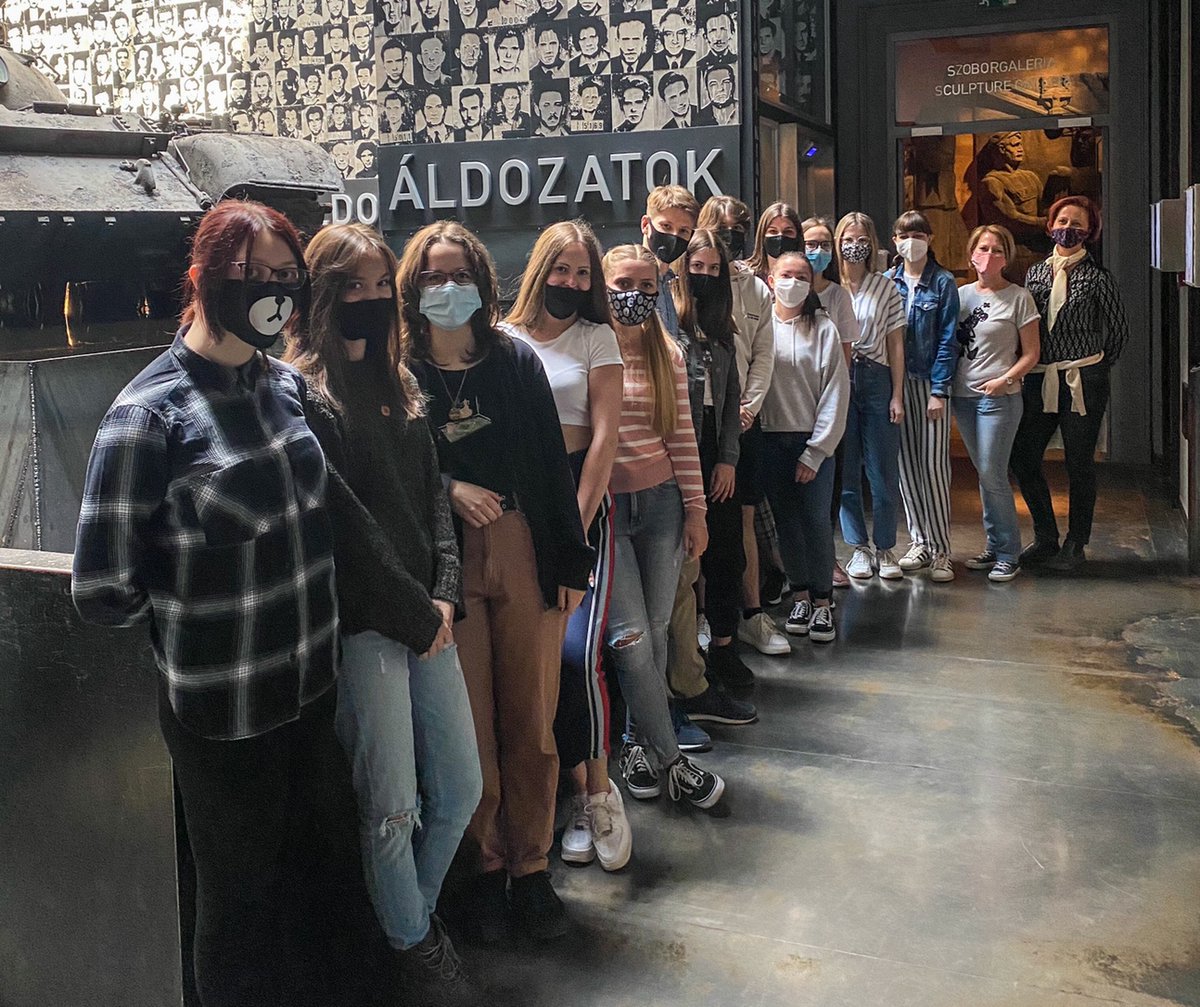 House of Terror Museum (@terrorhaza) on Twitter photo 💪 Köszi a gyöngyösi Berze Nagy János Gimnázium diákjainak, hogy egy rendhagyó tárlatvezetésen vettek részt. Gyertek máskor is!
#rendhagyótárlatvezetés #diákcsoportok #tanuljvelünk #terrorháza #gyertekmáskoris
Bejelentkezés:
📞 (06-1-)374-2600
📩 regisztracio@terrorhaza.hu 💪 Köszi a gyöngyösi Berze Nagy János Gimnázium diákjainak, hogy egy rendhagyó tárlatvezetésen vettek részt. Gyertek máskor is!
#rendhagyótárlatvezetés #diákcsoportok #tanuljvelünk #terrorháza #gyertekmáskoris
Bejelentkezés:
📞 (06-1-)374-2600
📩 regisztracio@terrorhaza.hu