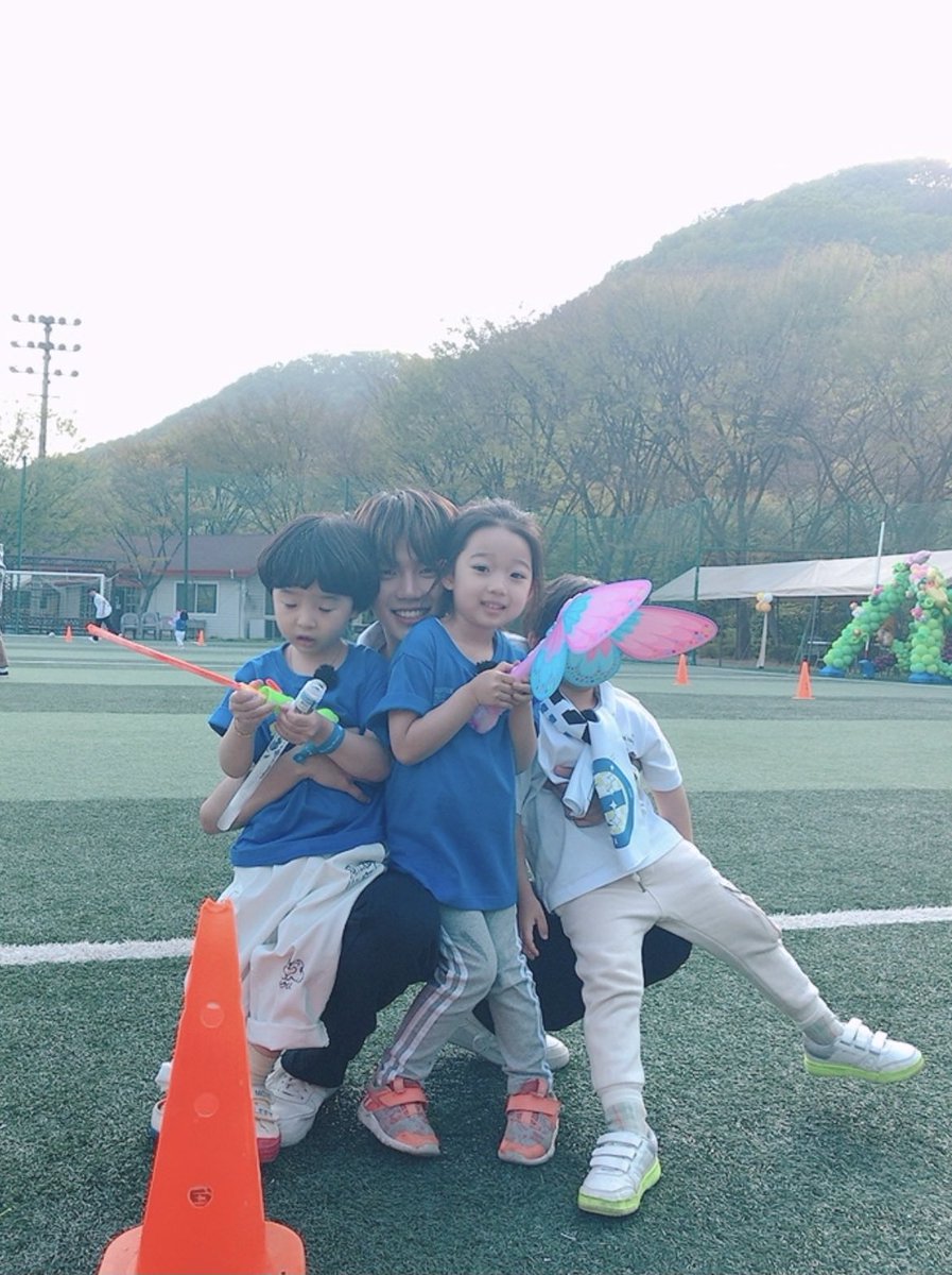 axfleurheart's tweet image. suami kirim foto lagi main bareng si triplet. aku dirumah aja rebahan capek abis banting tulang

#nosalty😃🙏