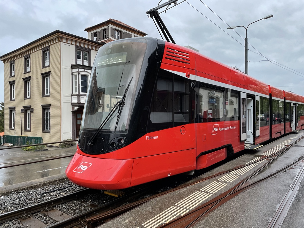 SwissTrainbook's tweet photo. Einmal in St. Gallen und dann das… es regnet 😄 @Apfelfunk @RafaelZeier #SwissTrainbook #öVLive #SBBConnect https://t.co/uwJTKwRZXd