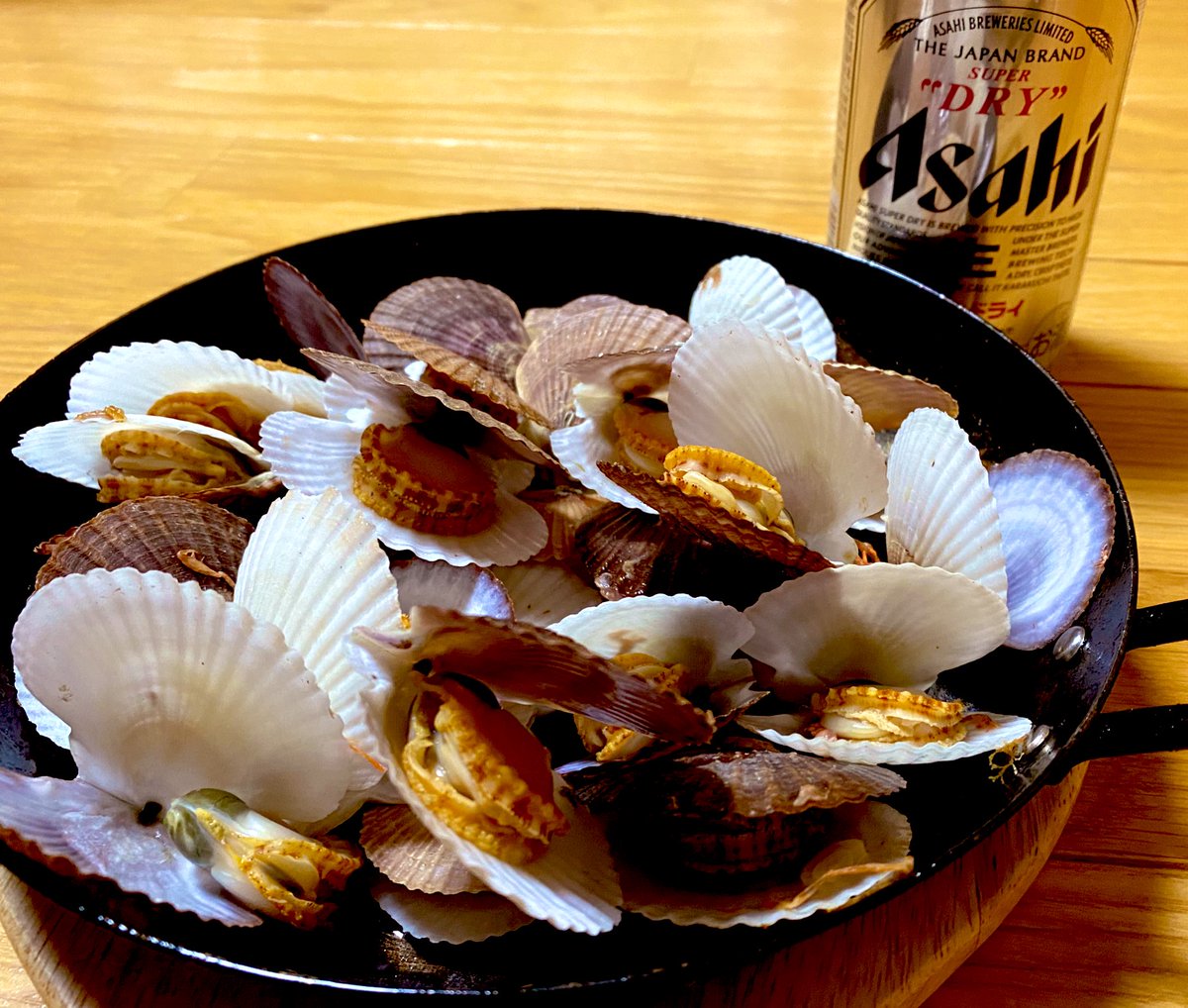 平和ファーム ホタテの稚貝を大量にいただきました とりあえず ガーリック酒蒸しにして スーパードライを決めるふりをしてみました 実は下戸なんです