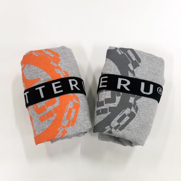 Team Kunimitsu Official New Reusable Bag 持ち歩くのに便利な コンパクトに折り畳めるエコバッグが登場します しっかりしたコットン素材で 重いものを入れても大丈夫 ロゴはグレーとオレンジの2種で展開されます とめるバンドのロゴは商品名の Team Kunimitsu Official New Reusable Bag 持ち歩くのに便利な コンパクトに折り畳めるエコバッグが登場します しっかりしたコットン素材で 重いものを入れても大丈夫 ロゴはグレーとオレンジの2種で展開されます とめるバンドのロゴは商品名の