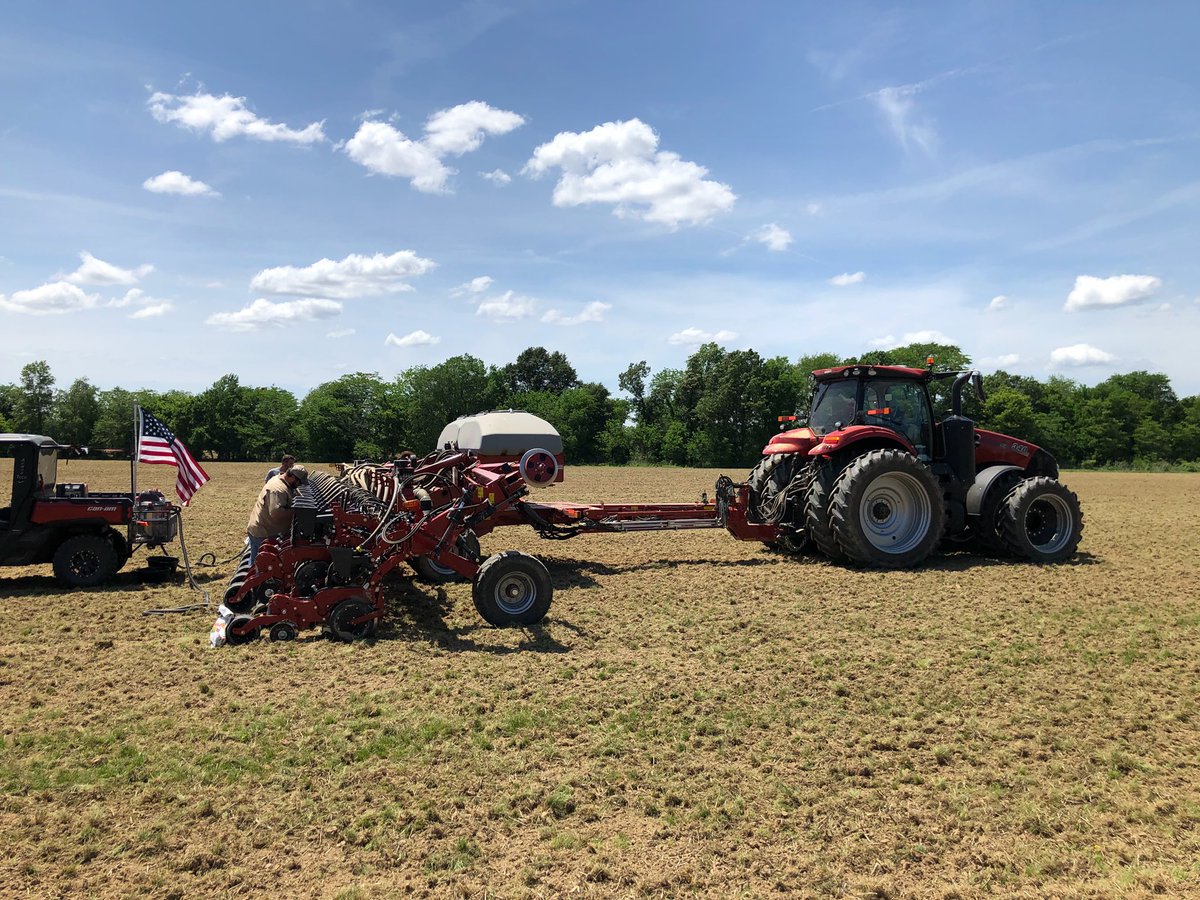 Michael84224102's tweet photo. Still trying to finish up plots in Western Kentucky. @Nutrien_TNWKY @NutrienAgRetail @DynaGroSeed #merica #plotwork #plant21 https://t.co/hNx6Yg0vmp