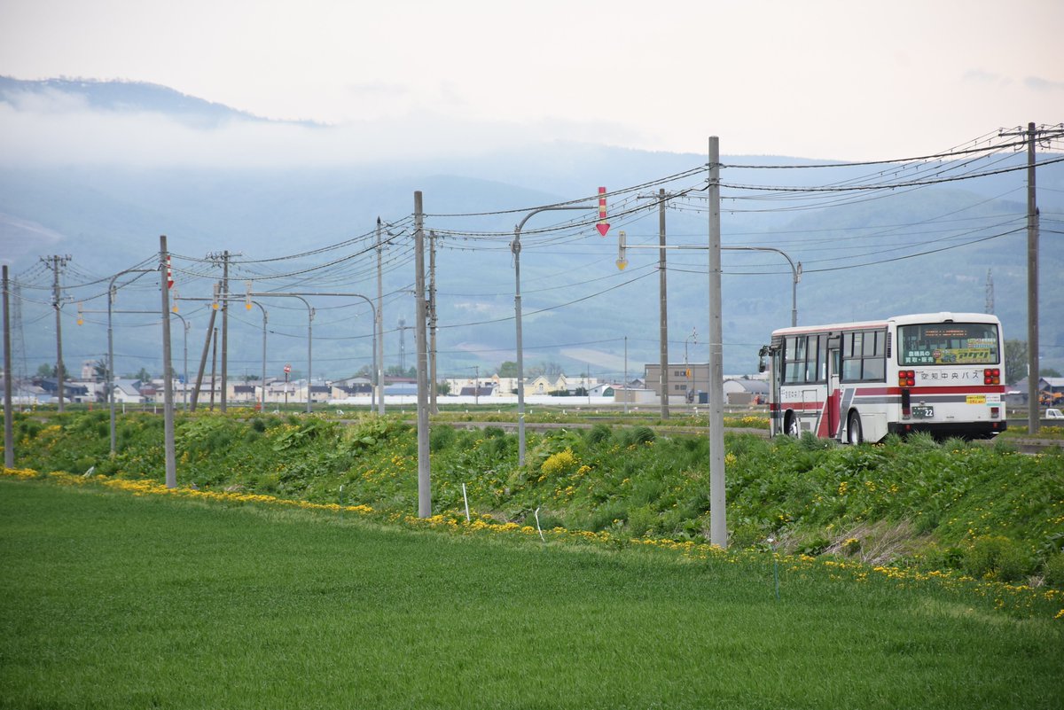 s22a4363's tweet photo. ”旭川200か22”が奇跡的に復活してくれたので撮ってきました。
2018年秋以来の一般路線運用、復帰してまだ3日目ですが大好きな車なので末永く活躍してもらいたいですね。
…ところで、KC-HU3KPCAワンステって空知中央、JRバス関東、長崎自動車以外の採用例ってあるのでしょうか。 https://t.co/6qal4J2YSC