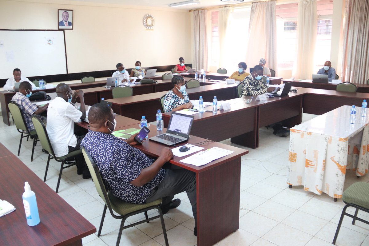 KsgMombasa's tweet photo. The Chairman was accompanied by the Commission's SG/ CEO Dr. Evangeline Njoka and the Campus Deputy Director Mr. Andrew Rori. 
The Chairman challenged his team to work as a team going forward and to put into practice the skills learnt to ensure they make the Commission better. https://t.co/8wFqSbutio