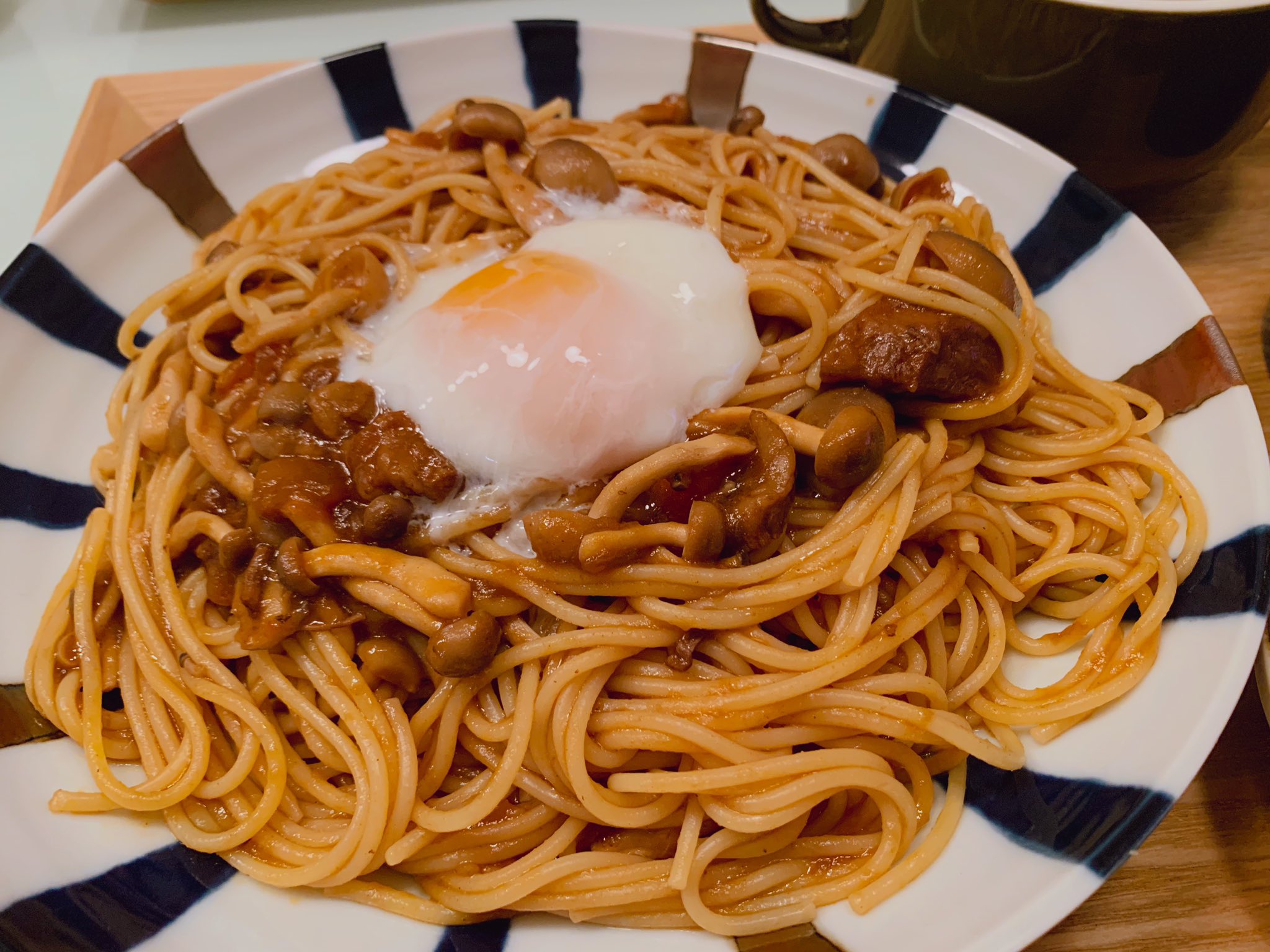 はなおのお料理とおかし部屋 食べる専門 ビーフシチューリメイクパスタ ちょっと味を足して しめじ入れて 温泉たまごのっけた めちゃうまかった おうちごはん ビーフシチューリメイク サツマイモの甘煮 野菜スープ サラダ T Co