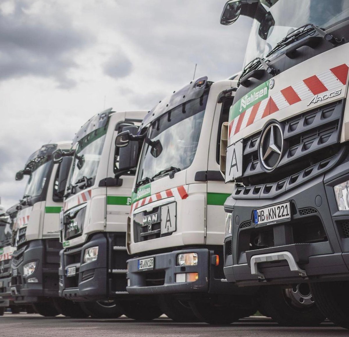 NehlsenAG's tweet photo. Moin zum #Fahrzeugfreitag! 
Egal ob im Saugwagen, Spülwagen, Sattelzug oder in den Absetz- und Abrollkippern. Auf den Straßen sind unsere Berufskraftfahrer*innen einfach unschlagbar! https://t.co/SfnMtqfokD