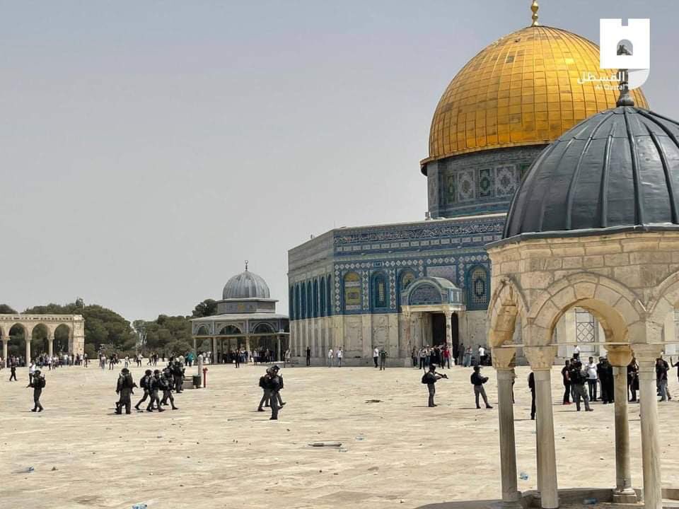 en_palestine's tweet photo. The Israel Occupation Forces break-in Al-Aqsa mosque.
#IsraelTerrorists
No promises were kept. the Palestinian people don’t feel safe or actually are not safe in the presence of the Israeli Occupation.#Netanyahu_is_lying https://t.co/SKUcPxXLkq