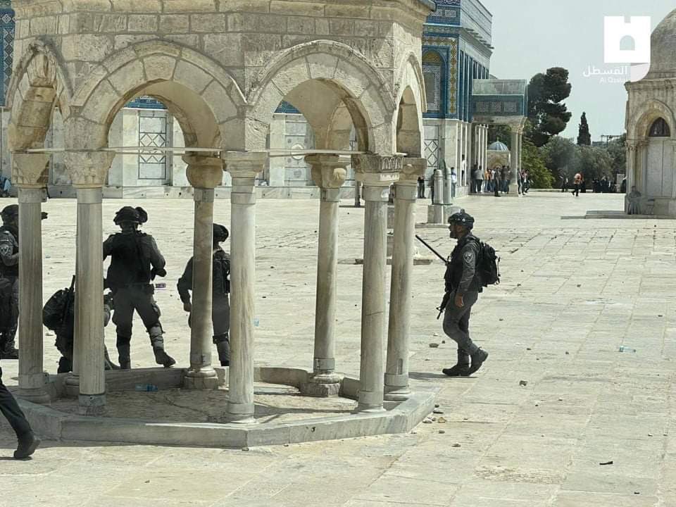 en_palestine's tweet photo. The Israel Occupation Forces break-in Al-Aqsa mosque.
#IsraelTerrorists
No promises were kept. the Palestinian people don’t feel safe or actually are not safe in the presence of the Israeli Occupation.#Netanyahu_is_lying https://t.co/SKUcPxXLkq