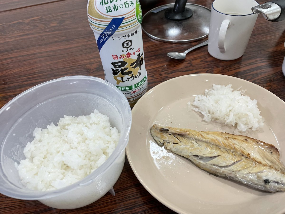 ZIMSkitchen's tweet photo. 【46日目夜】焼サバとサラダ　一食100円
自炊初の魚料理！！焼き方分かんなかったから何となくだけどちゃんと焼けたし美味かった
後輩とお母さんにちゃんと野菜食えって怒られたのでレタス頑張って買った
サラダうめぇ…
5月まじで自炊サボり過ぎなのでちゃんと毎日頑張ります https://t.co/eXW1j6Idt1