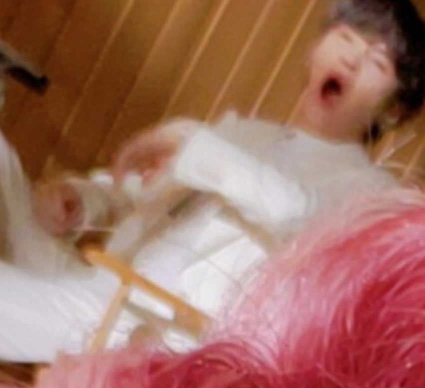 BackTheSoul's tweet photo. [🐦] | ARMY, o Yoongi comentou no tweet do Joonie:

🐱: O que há com isso atrás ... pelo menos desfoque um pouco ... #SUGA

✨ Hahahahaha Yoongi refere-se a si mesmo bocejando na selfie do Namjoon 😂😂😂

#BTSBackWithButter #BTS_Butter

  https://t.co/g9s2AKnoTD