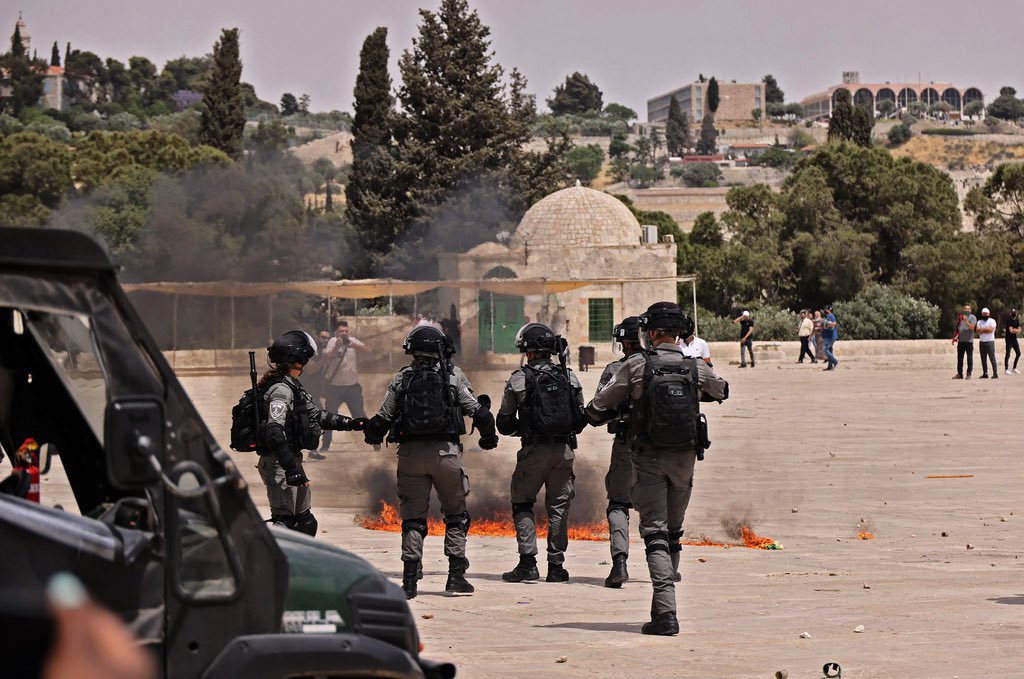 nishaanishh1's tweet photo. Israel occupation attacked Al-Aqsa. Lemme guess, they see Hamas’ shadow? 

Once a snake, forever snake 🐍 #IsraelTerrorists #AlAqsaUnderAtrack https://t.co/sbEg7BpWuq
