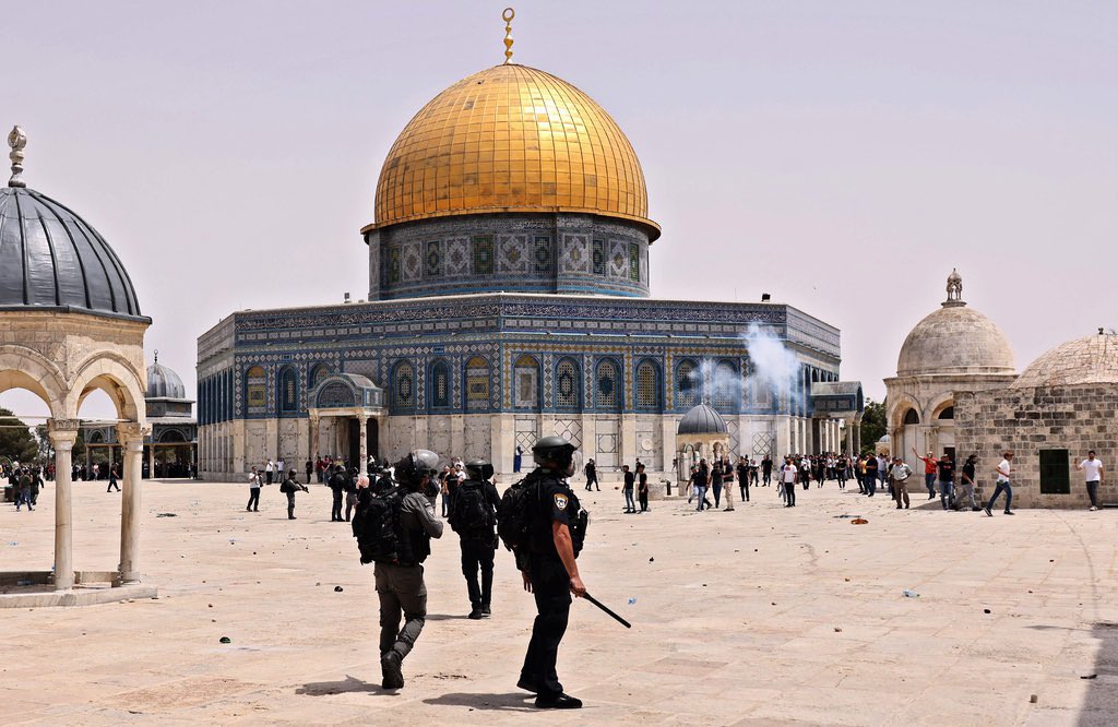 nishaanishh1's tweet photo. Israel occupation attacked Al-Aqsa. Lemme guess, they see Hamas’ shadow? 

Once a snake, forever snake 🐍 #IsraelTerrorists #AlAqsaUnderAtrack https://t.co/sbEg7BpWuq