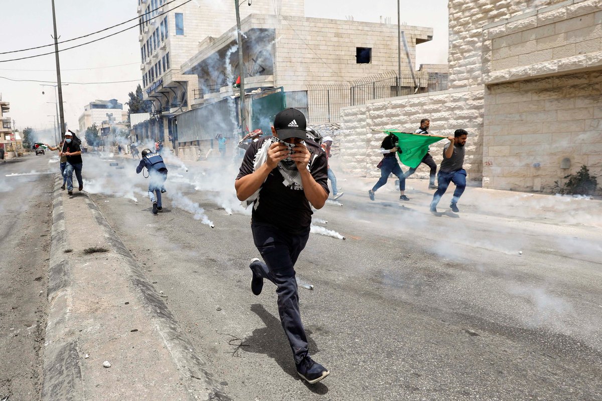 ohtweet's tweet image. Zionis kembali merempuh masuk ke Masjid Al-Aqsa dan melepaskan bom pemedih mata.

Psst: Allahu, baru 12 jam gencatan senjata 😔