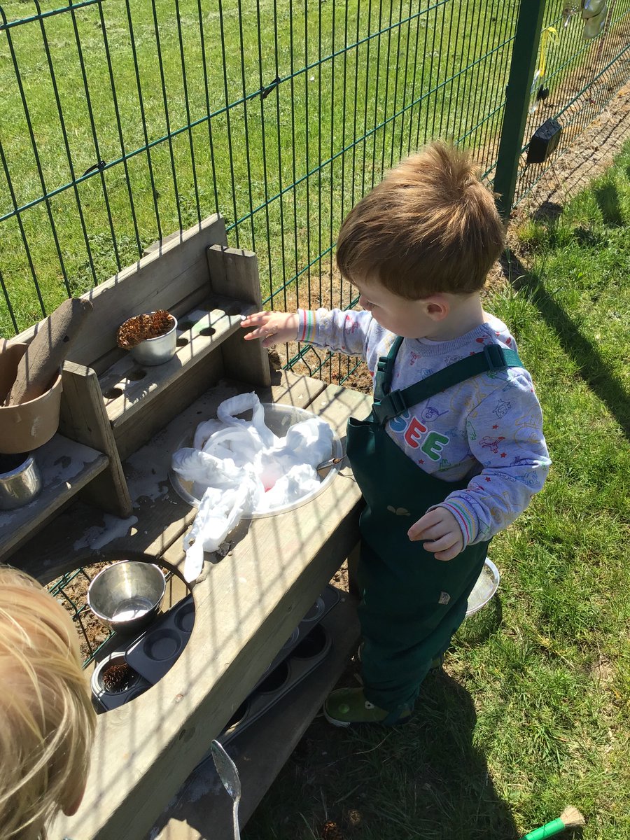 CherryTreeEYC's tweet image. Curiosity &amp;amp; enquiry in the garden for our under 3&apos;s!