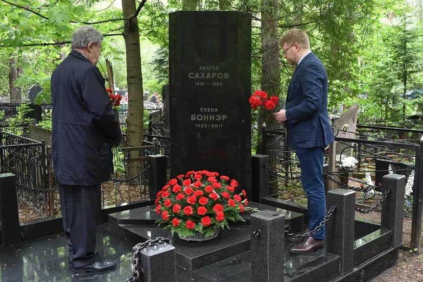 No words from Russian officials on the 100th anniversary of Andrey Sakharov's birth. Thank you <a href="/nikolayrybakov/">Николай Рыбаков</a> for paying tribute to the brave Nobel Peace Prize winner and Soviet dissident today.