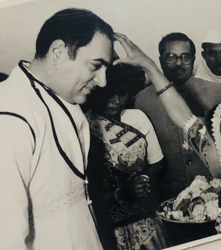 PawanRokadiya's tweet photo. 30 years ago... 
Remembering The Creator Of Modern India , Visionary Leader &amp; Former Prime Minister Of India Bharat Ratna Sw. #Rajiv_Gandhi ji On His Punya Tithi .. 
#राजीवगांधी #RememberingRajivGandhi #RajivGandhi #inc #congress #SoniaGandhi #RahulGandhi @PawanRokadiya https://t.co/UbIVSqKPQX