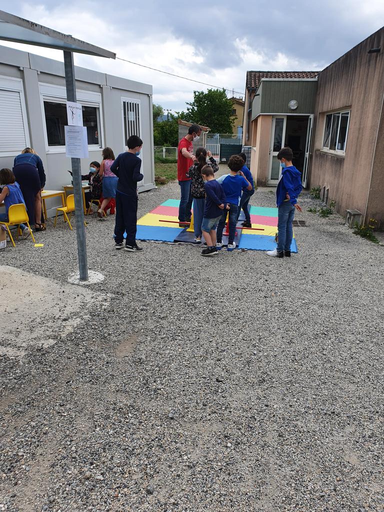 Patrice GROS (@patrice_gros) on Twitter photo Journée mondiale de l'#autisme à l'#ULIS de Lachapelle-sous-Aubenas.
Tous les élèves construisent des outils mutualisables pour les écoles de l'#Ardèche. Des ateliers pour tous ! Un réel plaisir partagé.
Bravo et merci à l'équipe pédagogique.
<a href="/HeleneInsel/">Hélène Insel</a> Journée mondiale de l'#autisme à l'#ULIS de Lachapelle-sous-Aubenas.
Tous les élèves construisent des outils mutualisables pour les écoles de l'#Ardèche. Des ateliers pour tous ! Un réel plaisir partagé.
Bravo et merci à l'équipe pédagogique.
<a href="/HeleneInsel/">Hélène Insel</a>