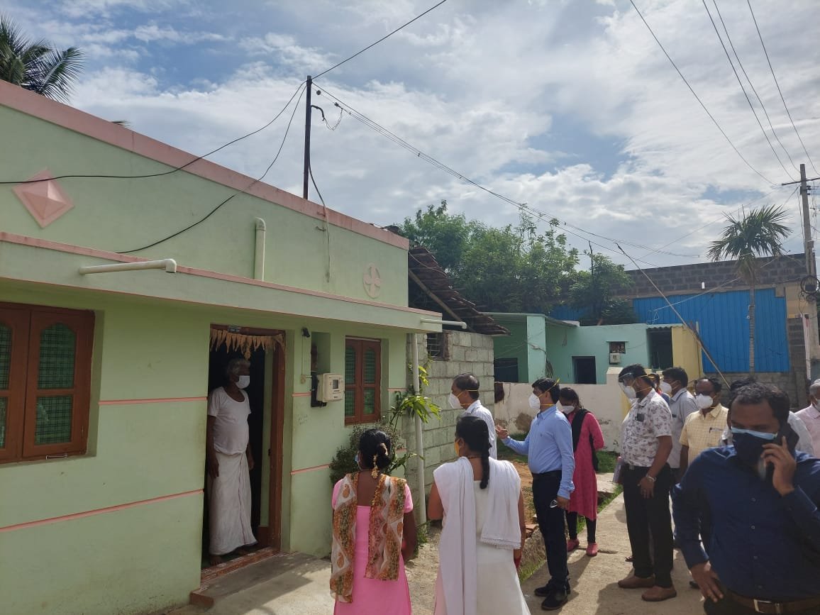 swaraj76's tweet photo. #TNIEupdatesOnCovid19 
#Tumakuru DC Y S Patil @SPTumkur reaches out2 rural people of 'red zone' #Teetha 'hotspots' #Eleramupura n #JettiAgrahara #Koratagere taluk. 

@ranjanikanth_ 
@XpressBengaluru
@chetanabelagere 
@AshwiniMS_TNIE
@ramupatil_TNIE
@santwana99 
@DrParameshwara https://t.co/nq54NhXa7z