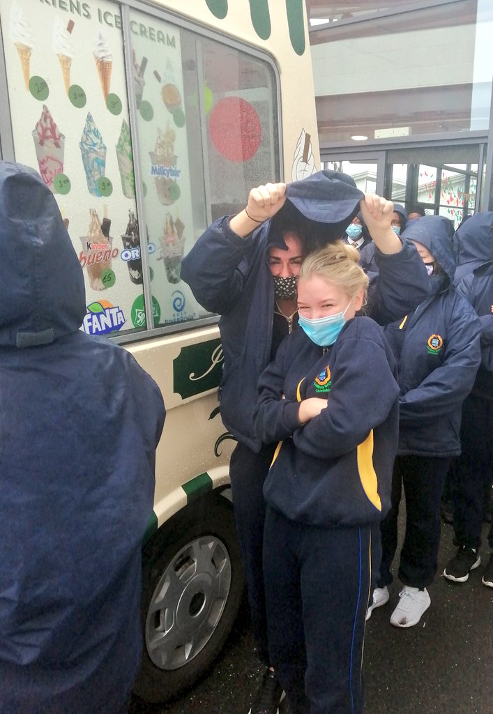 Even some teachers and past TYs students managed to get some glacée in the rain!🍦🌧️🍨💞#funfriday #schooltreats #whereisthesun