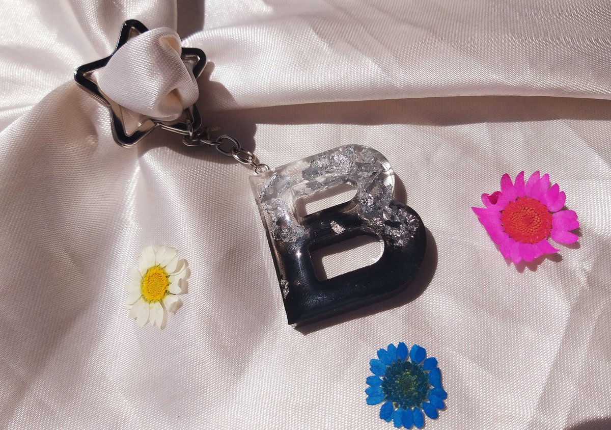 sahintasarimm's tweet photo. Mükemmel ürünler için mesaj atabilirsiniz
.
.
#epoksi #reçine #anahtarlık #daisy #handmade #çiçek #game #sevgili #hediye https://t.co/Td8LU0lANq