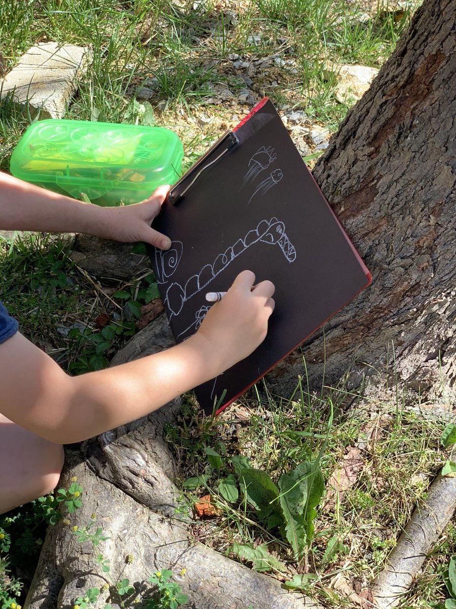 RittaReaders's tweet photo. Nothing like taking the lesson outside on a beautiful day! #chalkgiraffe #kcslms https://t.co/7Ok4NzXxM2