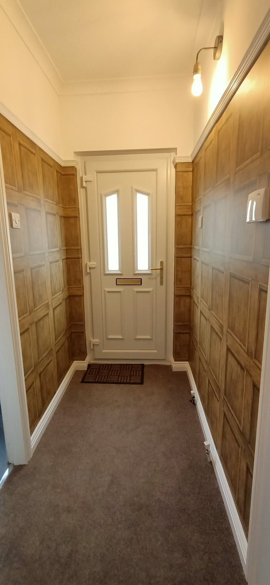 brooksdecor71's tweet image. Small job from last 2 days, a quick turnaround for my parents. At £82/roll this was one of the hardest papers to hang in comparison to other papers in this price category.