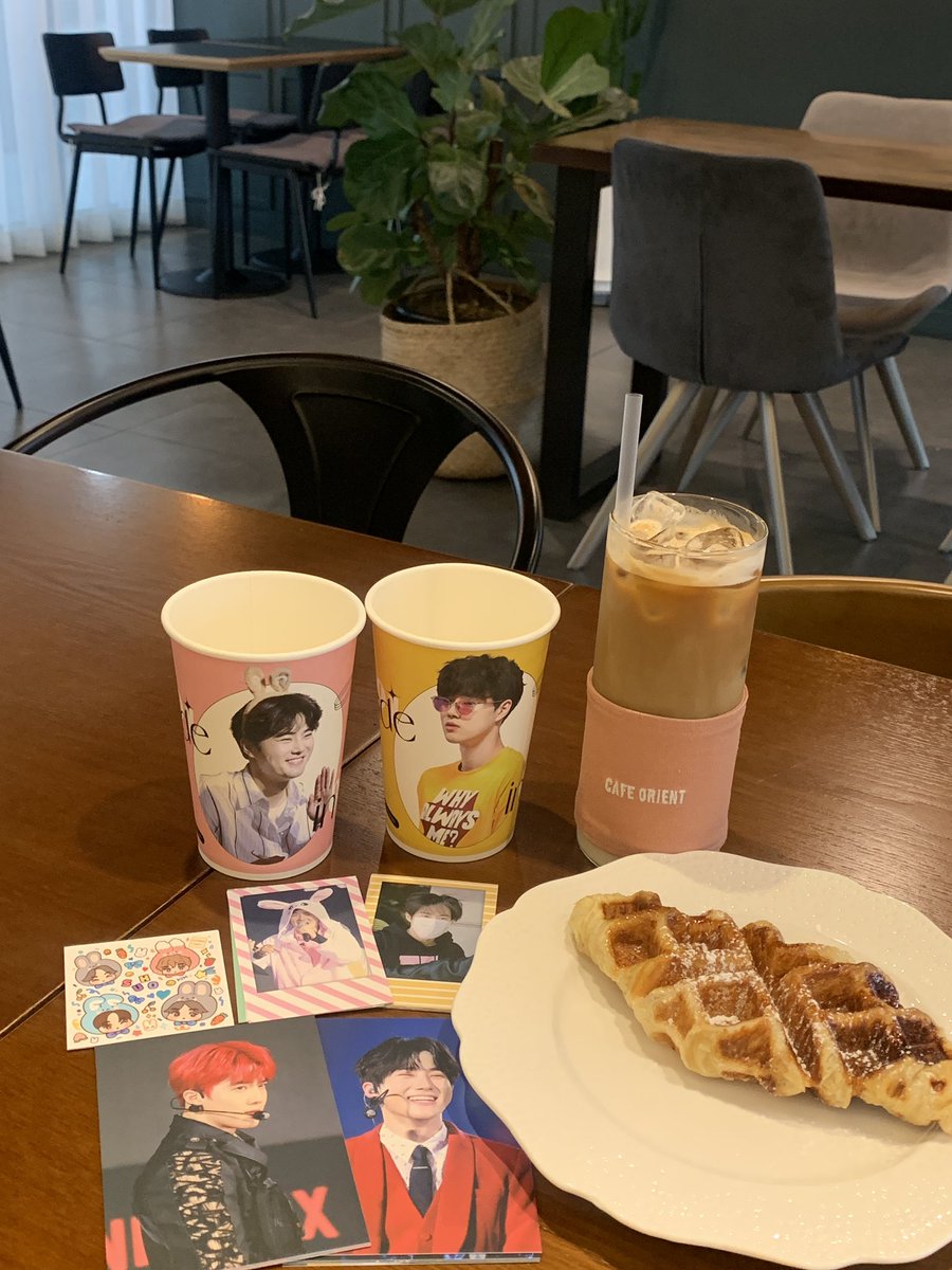 <a href="/MYEONSAFO/">면사포</a> 퇴근하고 준면이 생일
하루 전에 면사포님이 준비하신 카페에
다녀왔어요. 귀여운 컵홀더와 전체특전
특히 까망님의 스티커 넘 귀여워요'^'ღ

#HAPPY_SUHO_DAY
#준면아생일축하해
#면사포이벤트