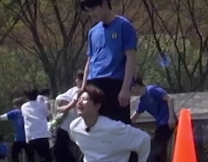 jjanghuluhao's tweet photo. mashikyu become touchy and clingy to eo like their old days after mashiho came back from japan π_π https://t.co/EoF9yJ6lKj
