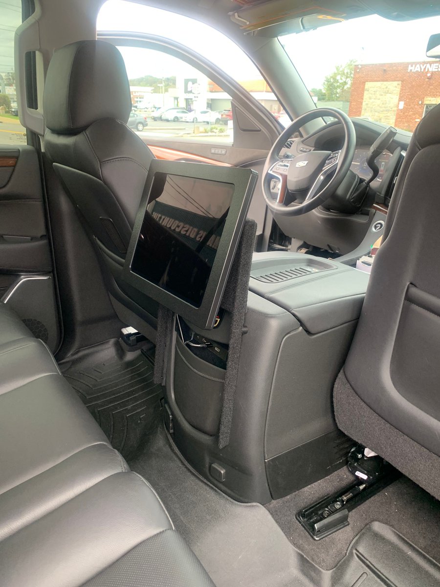 VidaBox's tweet image. With this unique installation of our VidaMount VESA Tablet Enclosure for the 12.9-inch iPad Pro 4th Gen, our customer can keep up with the news en-route! 🚘📺
#VidaBox #VESAEnclosure #VESAMount #VehicleModification #TabletCase #TabletMount #iPadMount #iPadEnclosure #SecureCase