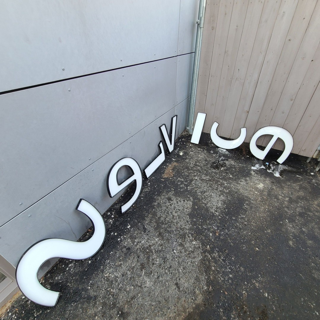 metrosignsal's tweet image. Twisted letters! How quickly were you able to figure out what these letters are saying?

#signfaces #twisted #cleaning #MetroSigns #guesses #service