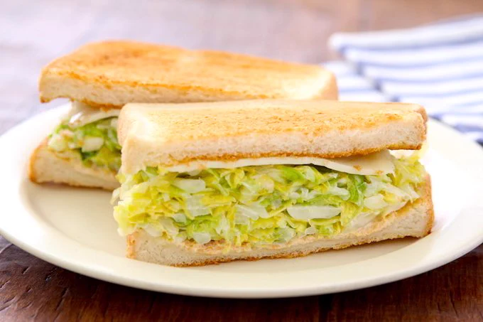 たっぷり入ったキャベツが美味しそう！たくさんのキャベツを消費したいときにおすすめのサンドイッチレシピ！