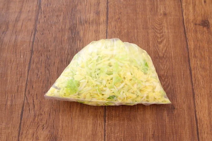 たっぷり入ったキャベツが美味しそう！たくさんのキャベツを消費したいときにおすすめのサンドイッチレシピ！