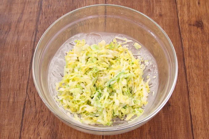 たっぷり入ったキャベツが美味しそう！たくさんのキャベツを消費したいときにおすすめのサンドイッチレシピ！