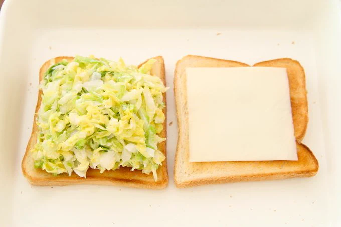 たっぷり入ったキャベツが美味しそう！たくさんのキャベツを消費したいときにおすすめのサンドイッチレシピ！
