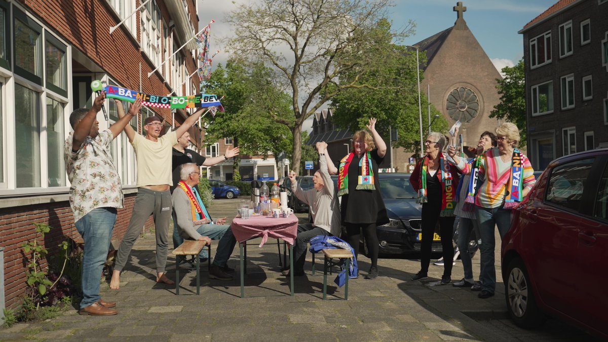 openrotterdam's tweet image. Tijdens #OPENUpdate feest @QuintisRistie mee in de Portlandstraat met leuke Songfestivalfestiviteiten en hij belt aan bij groot Songfestivalfan Elizabeth van Persie voor de dagelijkse muziekquiz #Dingedong!

bit.ly/3bFVPVB